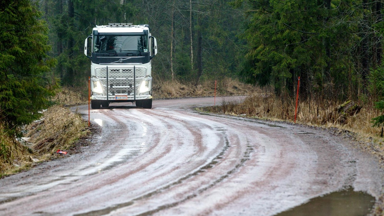Entisen Liikenneviraston eli nykyisen Väylän pääjohtaja Kari Wihlmanin mukaan liikenneväylien korjausvelka on tällä hetkellä 2,5 miljardia euroa, eli noin 450 euroa jokaista suomalaista kohden.
