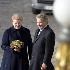 Liettuan presidentti Dalia Grybauskaitė (vas.) on vierailulla Suomessa. LEHTIKUVA / ANTTI AIMO-KOIVISTO
