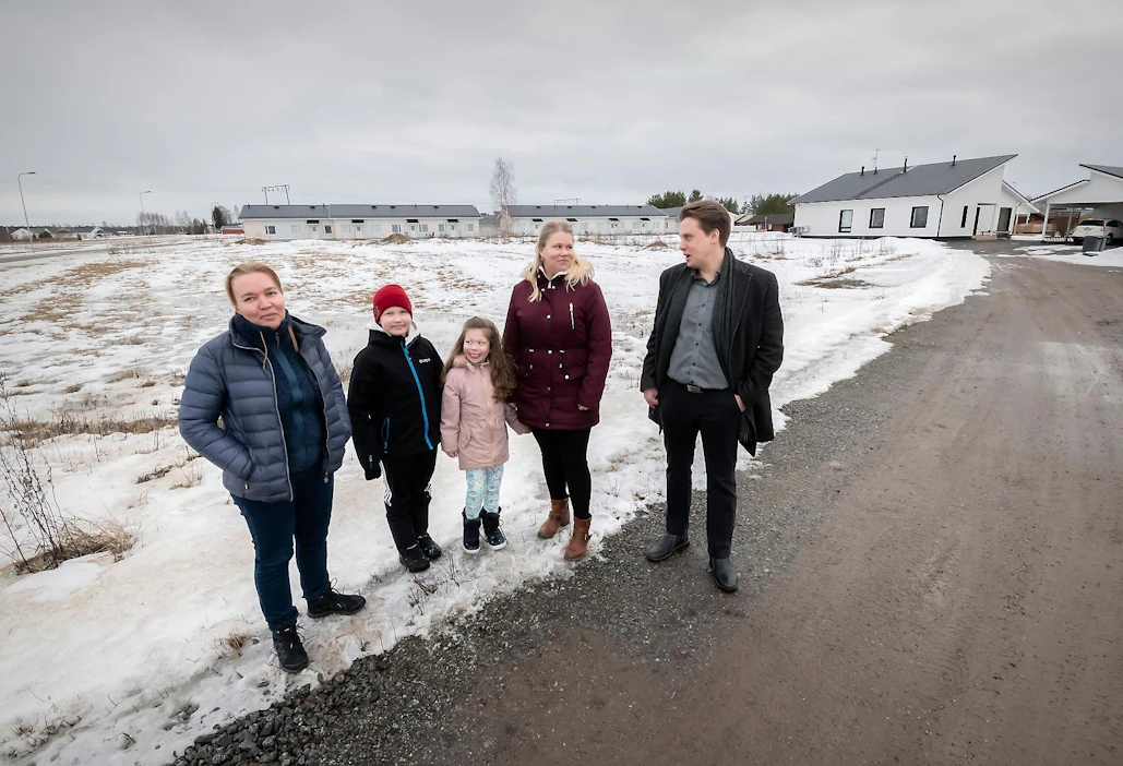 Rakennustarkastaja Maria Annala (vas.) ja kehitysjohtaja Juha-Martti Kuoppala tutustuivat Ulla Salmisen Kauhavan Etelärannan asuinalueelta ostamaan tonttiin, jonne rakentuu lähitulevaisuudessa uusi omakotitalo. Salmisen mukana uuteen kotiin muuttavat lapset Juho ja Ella Lehtinen.