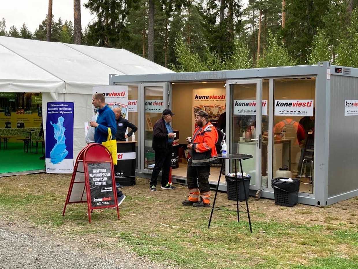 Koneviestin osastolla 236 on kävijöille kahvia tarjolla.