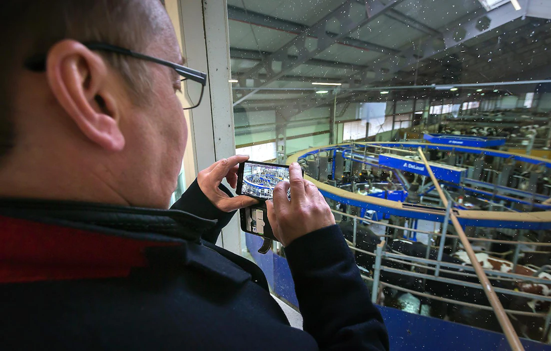 Yhtiöittäminen kiinnostaa. Eduskunnan maa- ja metsätalousvaliokunrta vieraili viime lokakuussa Finnmilk Oy:n navetassa Seinäjoella. Kansanedustaja Mats Nylund tallensi tunnelmia.