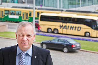 Kansanedustaja Kalle Jokinen eduskuntatalon portailla.