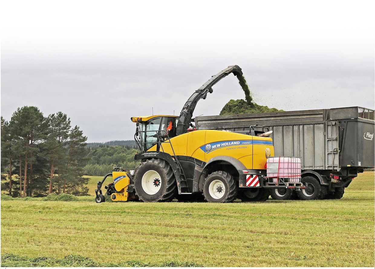 Ajokaksikko Oy korjaa nurmi-, maissi- ja kokoviljasäilörehua New Holland FR 550 -ajosilppurilla, joka on vuosimallia 2017. Se on hankittu uutena kuten edellinenkin NH. Koneessa on satomittari, joka mittaa kuiva-ainesadon ja piirtää satokartan.