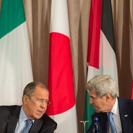 Venäjän ja Yhdysvaltojen ulkoministerit Sergei Lavrov (vas.) ja John Kerry jatkavat neuvotteluja. LEHTIKUVA/AFP