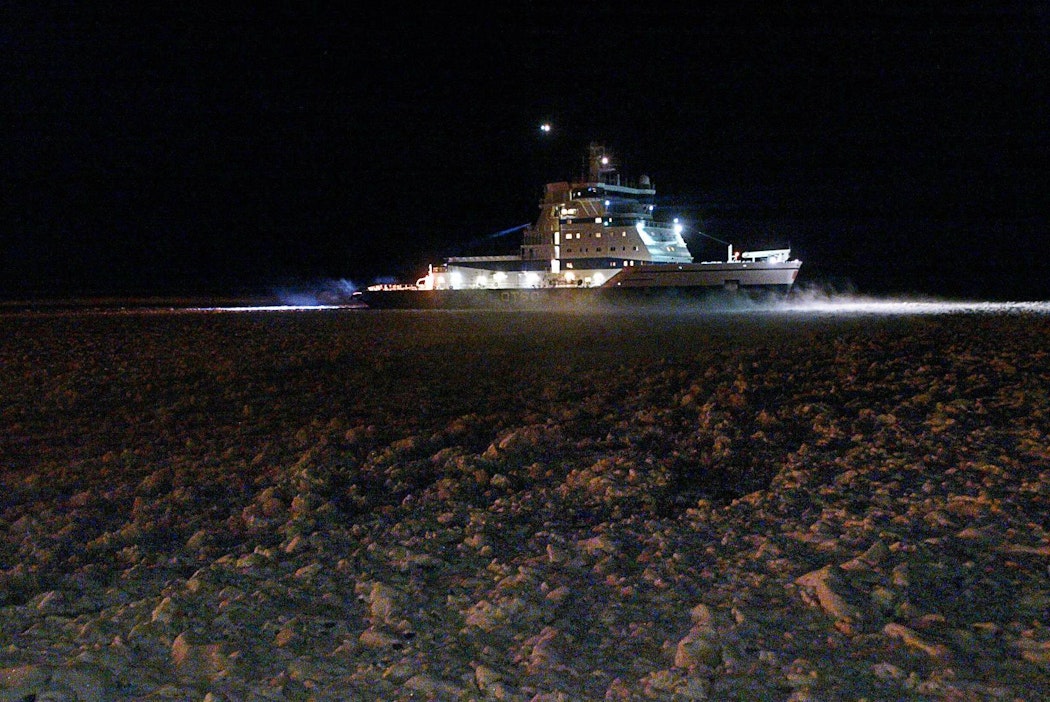 Otso avustaa rahtilaivaliikennettä Perämerellä. Arkistokuva.