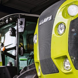 Turun K-maatalouden pihassa oli torstaina kaksi uutta Claasin traktoria.