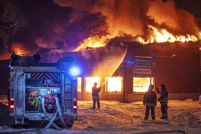Suksivoidetehtaan tuotantotilat tuhoutuivat tulipalossa Pohjois-Karjalassa Joensuussa tiistaina.