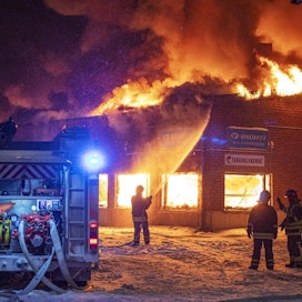 Suksivoidetehtaan tuotantotilat tuhoutuivat tulipalossa Pohjois-Karjalassa Joensuussa tiistaina.