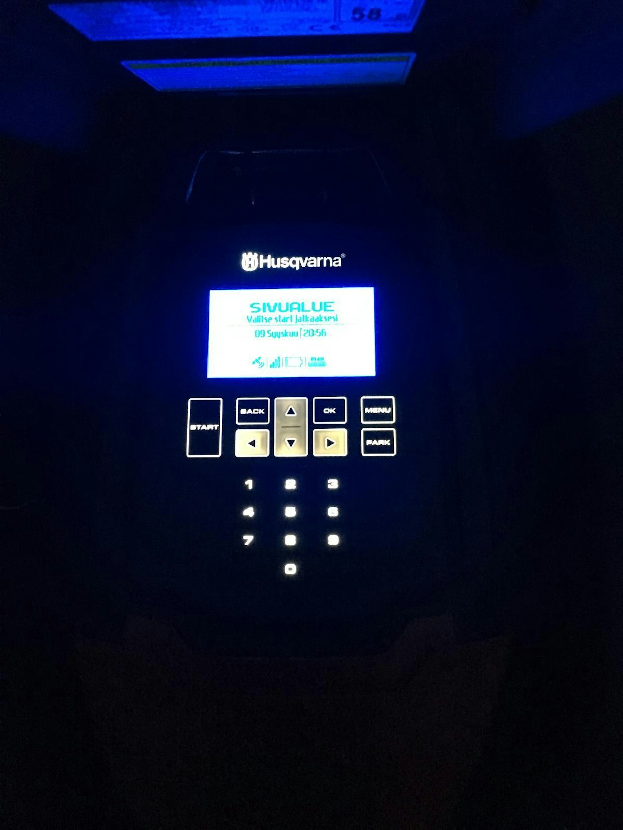 Husqvarnan hallintapaneeli näyttöinen toimi vertailun koneista parhaiten hämärässä, sillä kaikki painikkeen näytön lisäksi ovat taustavalaistut.