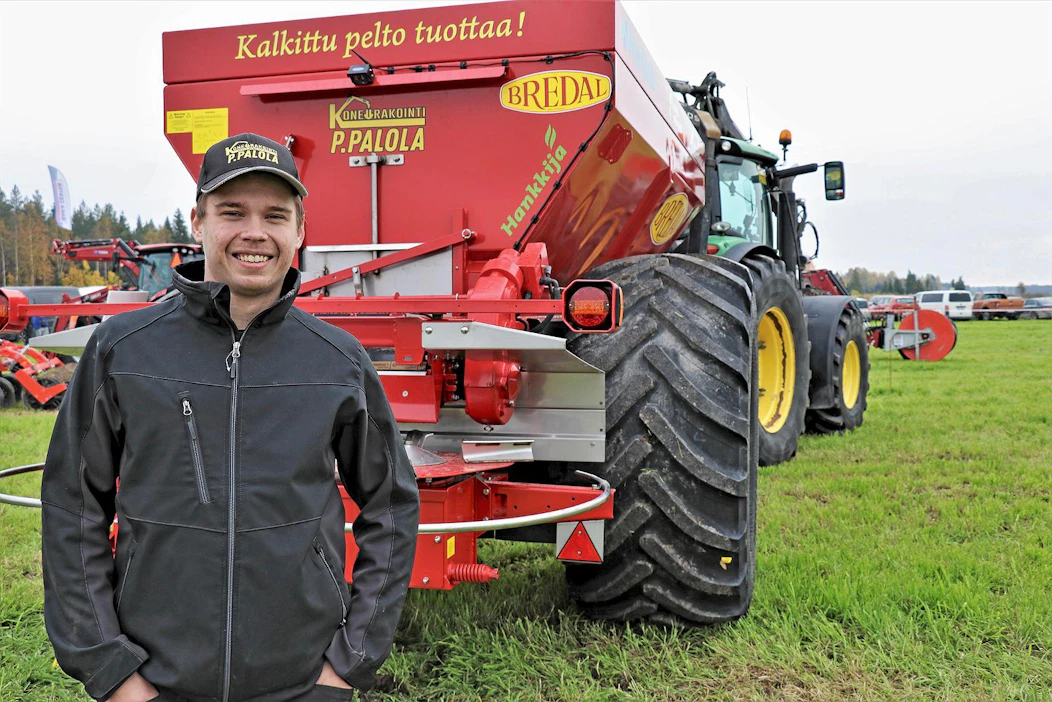 Nivalalainen Patrick Palola panostaa täysillä kalkinlevitykseen. Hän hankki yrityksensä käyttöön toisenkin kalkitusvaunun, joka oli esillä syyskuun lopulla Nivalan lietepäivässä.