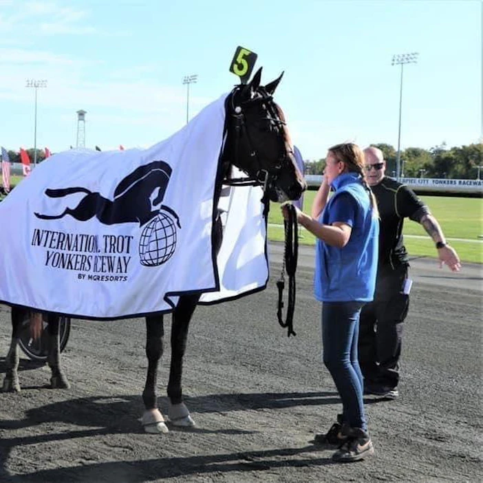 Zacon Gio Yonkersissa 2019 yhdessä hoitajansa Talvikki Niinikedon kanssa voittamansa epävirallisen MM:n yhteydessä.