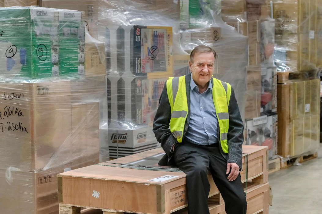 Ilkka Alakortes esittelee IKH:n logistiikkakeskusta, joka sijaitsee Kauhajoella Aronkylän teollisuusalueella. Kuva on otettu toukokuussa 2019.