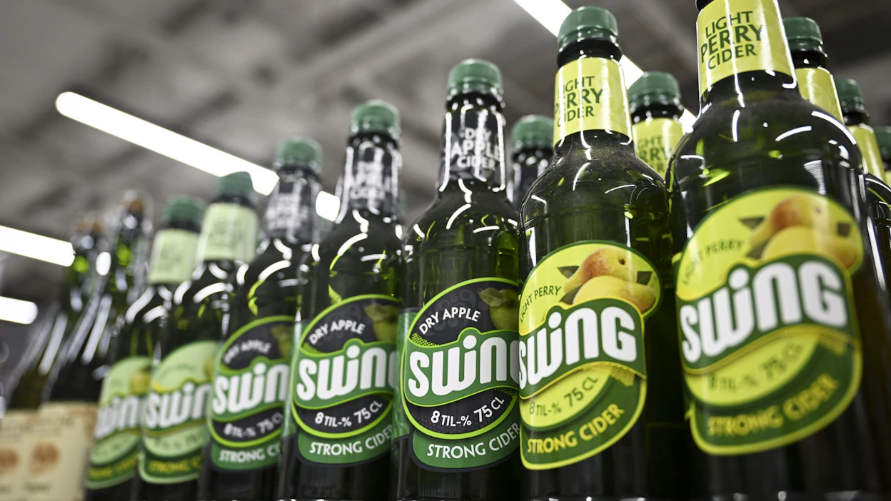 Hallituksen esittämällä lakimuutoksella ruokakaupoissa myytävän alkoholin prosenttiraja nostettaisiin nykyisestä 5,5 prosentista kahdeksaan prosenttiin. Muutos koskisi vain käymisteitse valmistettuja juomia. Kuvassa vahvoja siidereitä Ruoholahden Alkossa. LEHTIKUVA / Emmi Korhonen.