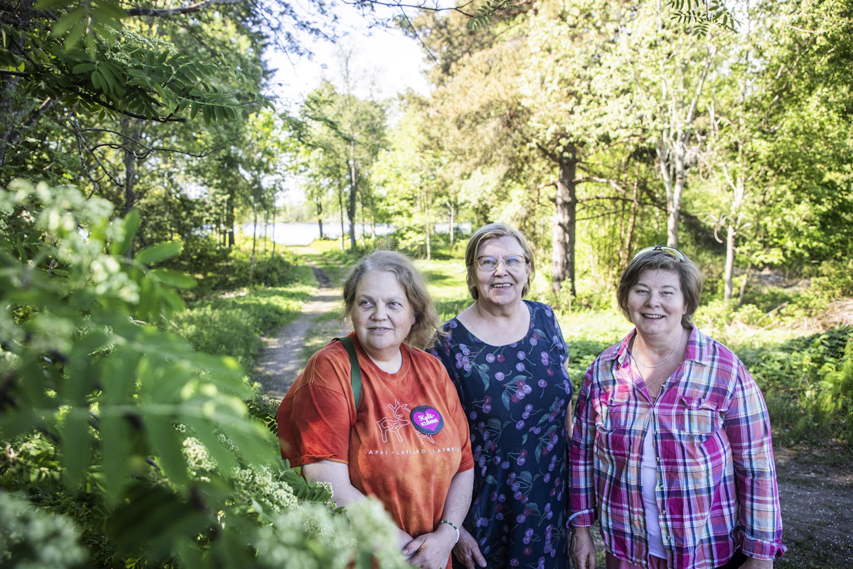 Asumiskokelaiden tukena ovat kyläkummi Pirkko Nurminen (vas.), alueen asuntotilanteen tunteva Irja Pohjola ja Bobackan emäntä Päivi Kalliokoski.