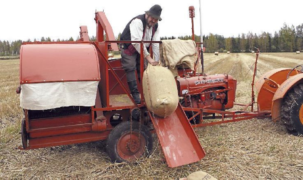Lopuksi säkit liukumäkeä myöten alas ja Mörkö-Majurin kyydissä varastoon odottamaan talvea ja metsäkauriita. Säkkimiehenä toimi Axel Hämäläinen (vas.) ja puimurikuskina Hannu Sahlberg Rautalammin Yhtyneistä Puimahyppääjistä.