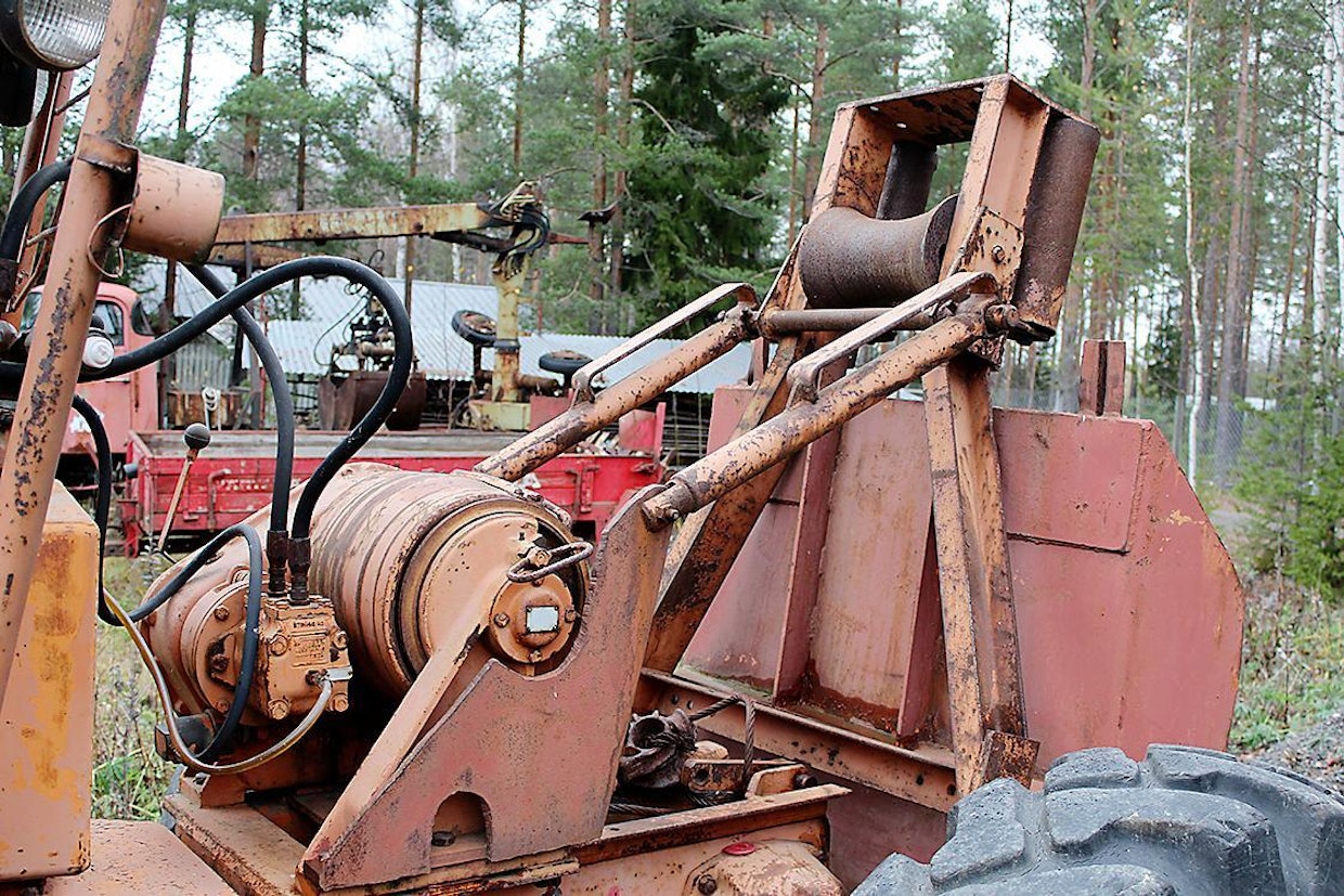 Valmetin tekemää vinssiä pyöritetään Vickersin nestemoottorilla. Välityksiä on kaksi, joista hitaammalla saadaan 4 tonnin vetovoima, nopeammalla 1,2 tonnin. Traktorin taakse juonnetut puut nostetaan vaijerilla juontolevyä vasten ja vedetään välivarastolle. Metsätehon ja Vakolan testeissä Terran perässä liikkui helpossa maastossa parhaimmillaan viiden motin verran, tunnissa saatiin laaniin vajaat 20 kuutiota.