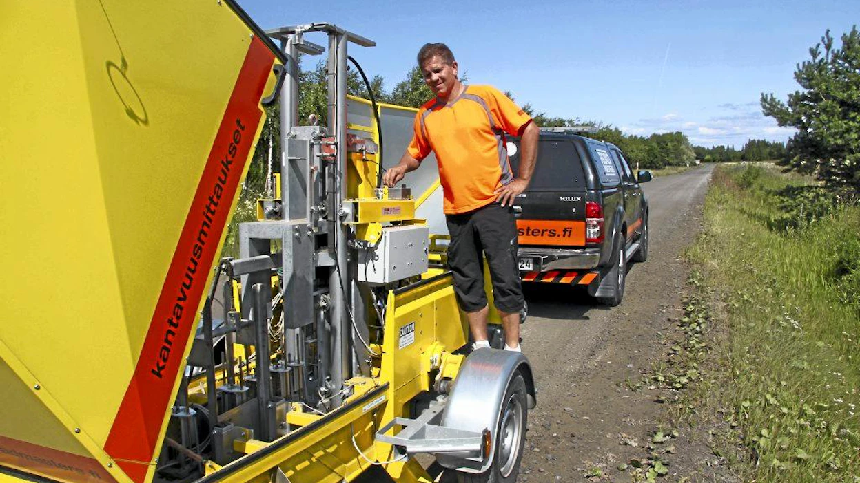 Tj. Juha-Matti Vainio Road Masterista Porista esittelee teiden kantavuuden mittauslaitteistoa. Tulos kertoo, paljonko mursketta tarvitaan lisää, jotta haluttu kantavuus voidaan saavuttaa.