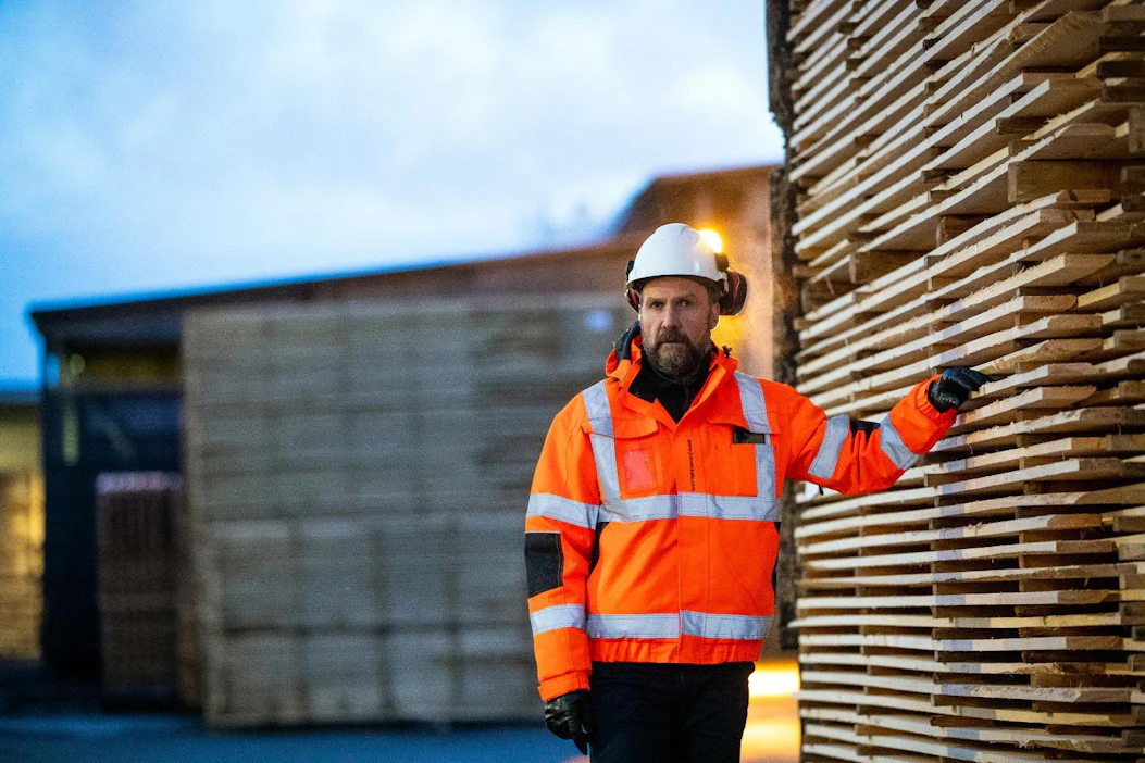 Investoinnin jälkeen Junnikkala Oy:n kokonaistuotanto nousee vuositasolla lähes 800 000 kuutiometriin valmista sahatavaraa. Yhtiön tuotteisiin sitoutuu noin 700 000 tonnia hiiltä vuodessa, toimitusjohtaja Kalle Junnikkala sanoo. Kuva on yhtiön Kalajoen sahalta.