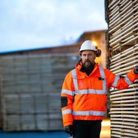 Investoinnin jälkeen Junnikkala Oy:n kokonaistuotanto nousee vuositasolla lähes 800 000 kuutiometriin valmista sahatavaraa. Yhtiön tuotteisiin sitoutuu noin 700 000 tonnia hiiltä vuodessa, toimitusjohtaja Kalle Junnikkala sanoo. Kuva on yhtiön Kalajoen sahalta.
