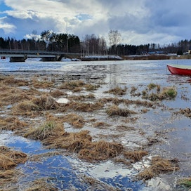 Etelä-Pohjanmaalla Kuortaneenjärven ennustetaan nousevan viikonloppuna lähelle tulvarajaa. Kuva on otettu Kuortaneen Salmen kylässä lauantaina 10. päivä huhtikuuta, jolloin Seurus-järven vesi oli noussut rantapelloille. Taustalla näkyy Salmen silta, jonka eteläpuolella on Kuortaneenjärvi.