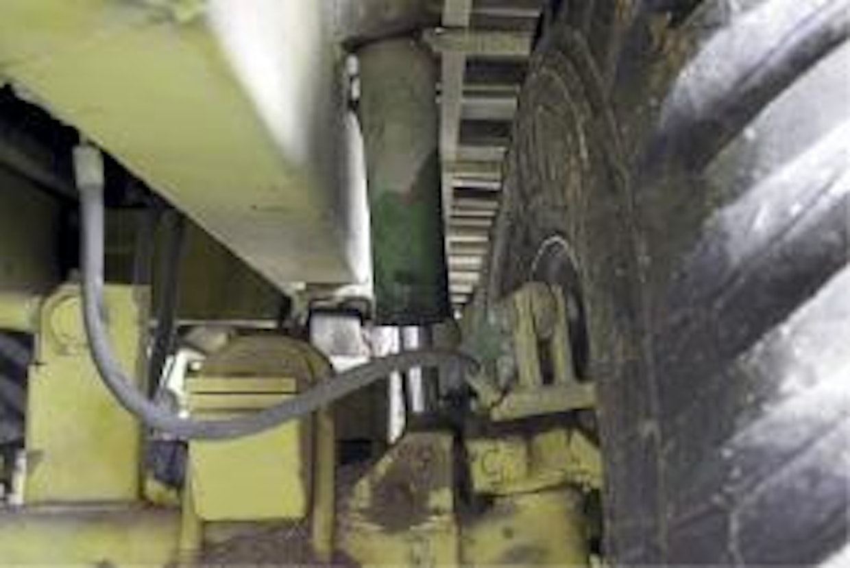 Rehukärryssä on hydraulinen jousitus. Alkuun kokeiltiin yhteistä paineakkua, mutta rehukasan päälle peruutettaessa kärry oli turhan herkkä kallistelemaan. Kun kummallekin puolelle asennettiin oma 80 baarin paineakku, kallistelu jäi pois. Puomijousitus on tässä kokoluokassa itsestäänselvyys.