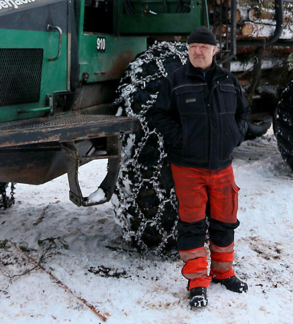 Ruoveden Jäminkipohjassa asuvalle Matti Tervaselle on jo pitkään ollut hyvin selvää, että ajokkina pitää olla Lokomo. Volvon 462 -mallin jälkeen on hankittu useita lokomosukuisia koneita, ja harvasta niistä on luovuttu. Nyt aktiivikäytössä on 910:n lisäksi myös samaan kaavaan perustuva Timberjack 1010B.