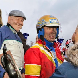 Timo Nurmoksella ja Björn Goopilla oli aihetta juhlaan sunnuntaina Vincennesissä, kun Readly Express vei suvereenisti Prix de Francen.
