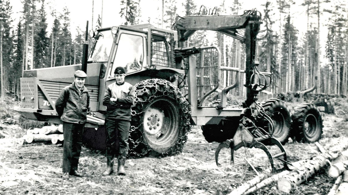 Nisula Forest sai alkunsa hyvin perinteiseen tapaan metsäkoneyrittämisen perustalta. Maataloustraktorin jälkeen siirryttiin Seppo ja Ali Nisulan omavalmisteiseen runko-ohjattuun kuormatraktoriin. Omalla työpanoksella saatiin kohtuuhinnalla riittävän tehokas kone, jotta bisnekset pyörivät plussalla. Koneiden omatoiminen kehitys johdatti yrityksen metsäkonevalmistukseen ja metsäurakointi oli kuvassa mukana vuoteen 2007 asti.