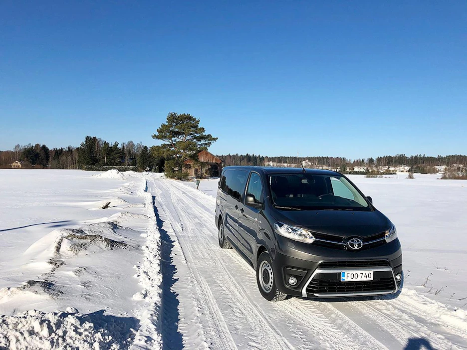 Nelivetoinen Proace ei hätkähdä talvikeleistä.