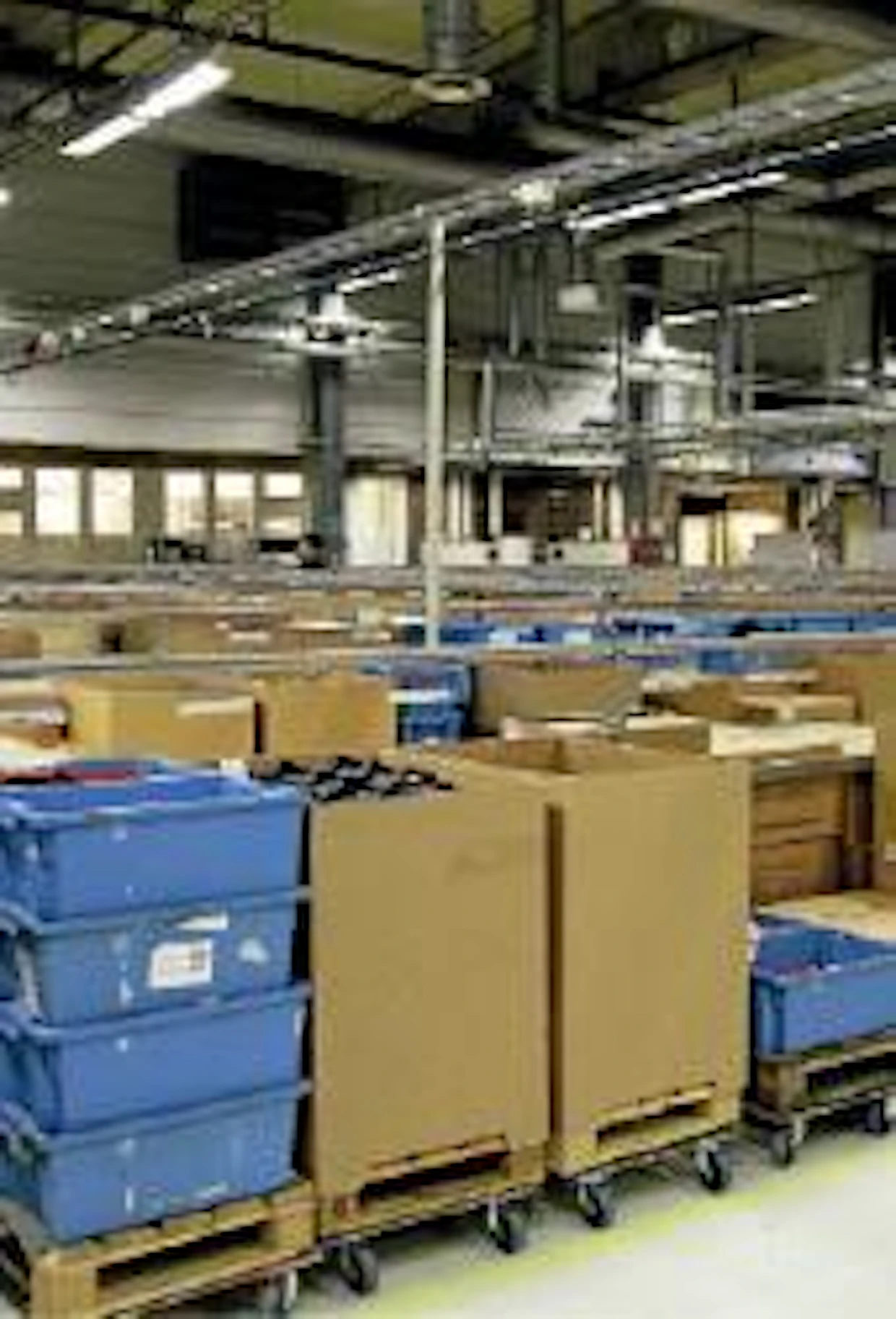 Osa valmistuksen komponenteista tulee ulkopuolelta, mutta esimerkiksi alumiini- ja magnesiumvaluosat valmistuvat edelleen Husqvarnassa.