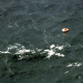 Estonian uppoamisesta tulee kuluneeksi 25 vuotta 28. syyskuuta. Kuvassa mereen laskettu meressä ajelehtiva matkustajalaivan pelastuslautta.