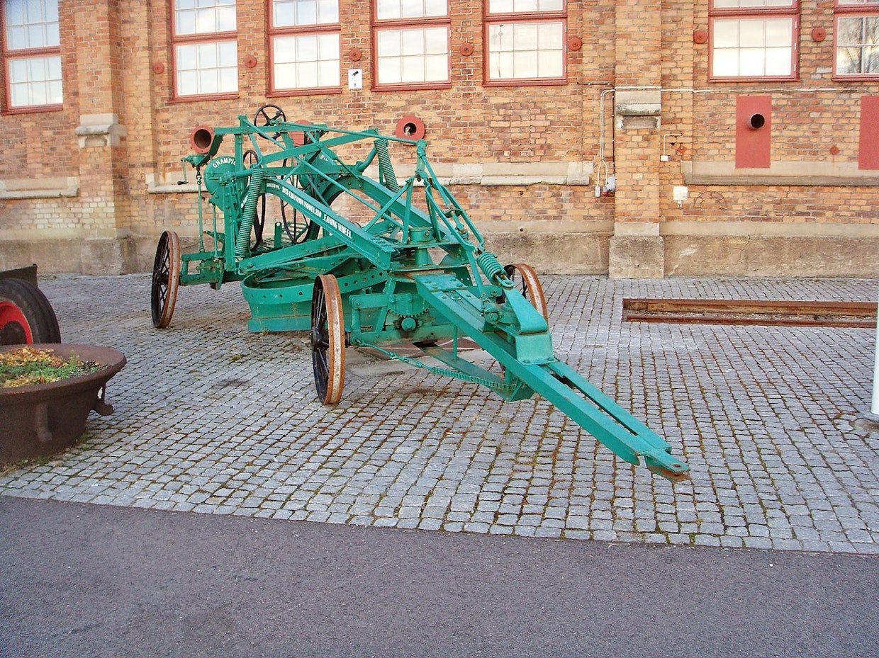Champion-tiehöylä malli 810 vuodelta 1928 on Munktellmuseetin sisäänkäynnin edessä. Se omalta osaltaan avaa Munktellmuseet Eskilstunan museokonseptin. Volvo Construction Equipment on kasvanut ostamalla maailmalta yrityksiä, jotka ovat täydentäneet sen perusosaamista. Tämä hevostiehöylä on niin jämerää tekoa, ettei sellaisia ole Suomessa tarvittu. Sen valjakossa on ollut 6 tai 8 hevosta ja se on kestänyt myös moottorivedon.