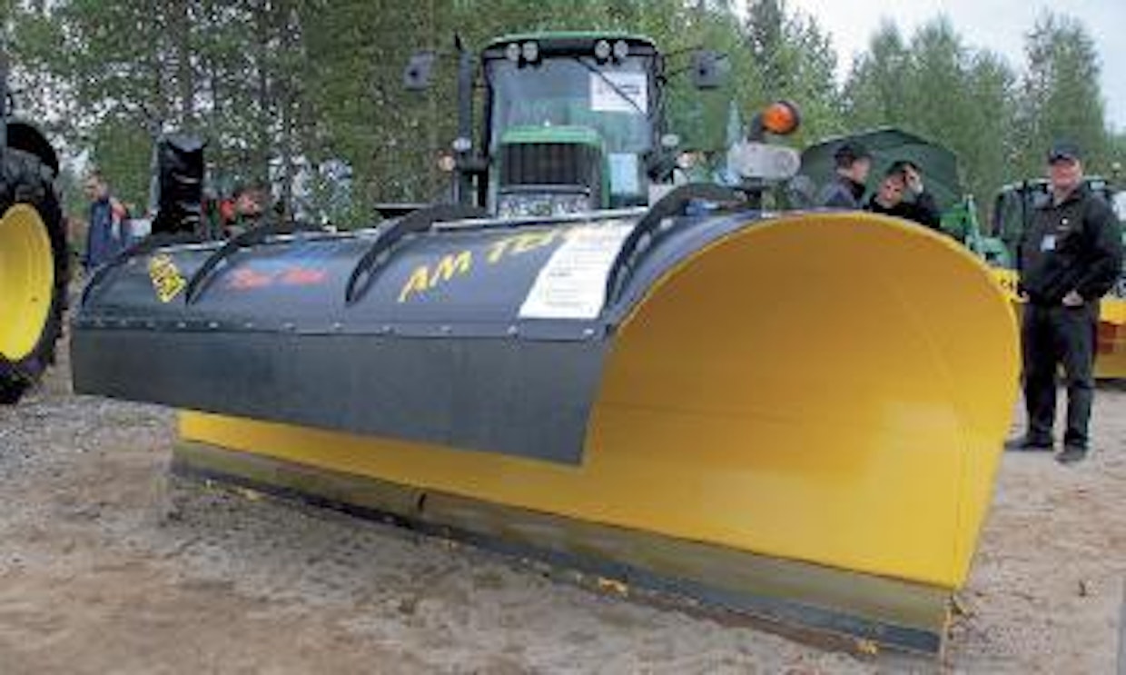 Artic Machinen valmistamassa AM-teho aurassa on uudentyyppinen joustoterä, mikä vähentää aurauksesta syntyvää melua huomattavasti. Hiljaisuus on tärkeä ominaisuus etenkin taajama- ja kaupunkiaurauksessa. Myynti Agrimarket. (JVa)