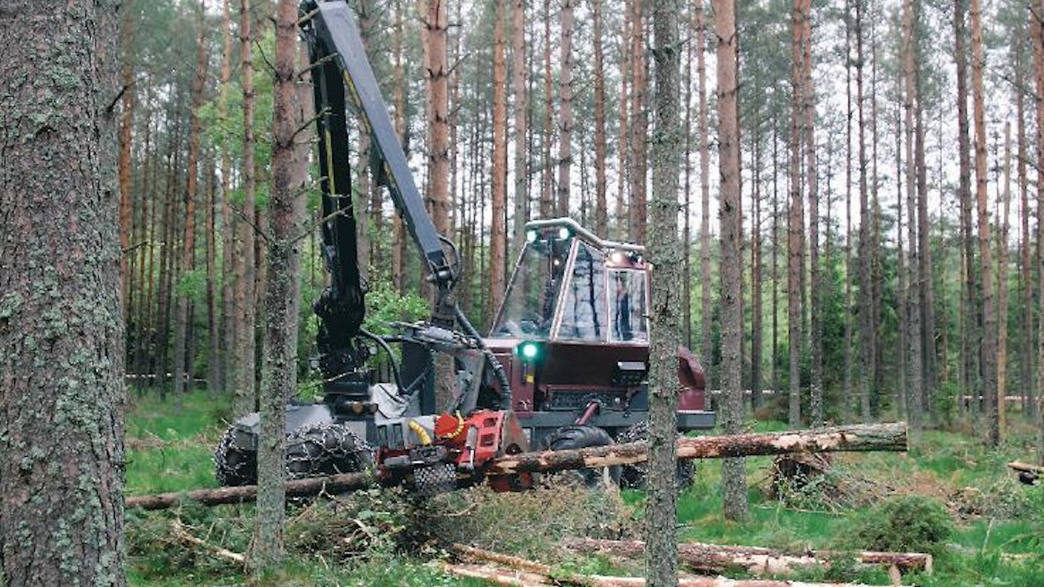 Forestline on uusi ruotsalainen metsäkonemerkki. Kombikone on toteutettu kilpailijoista poikkeavalla tavalla, sillä takaosaksi voidaan vaihtaa joko hakkuuseen tai puun ajoon varustettu kärry.
