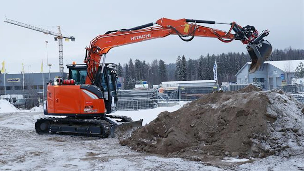 Perinteisen pääpuomin lisäksi Hitachin saa tilattua myös kaksiosaisella versiolla, mutta ne ovat tässä kokoluokassa suhteellisen harvinaisia.