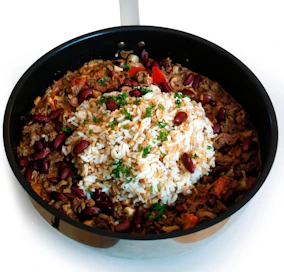Chili con carne on tuhti papu-jauhelihakastike. Sen chilin määrää ja tulisuutta voi jokainen kokki säädellä mieltymystensä mukaan.