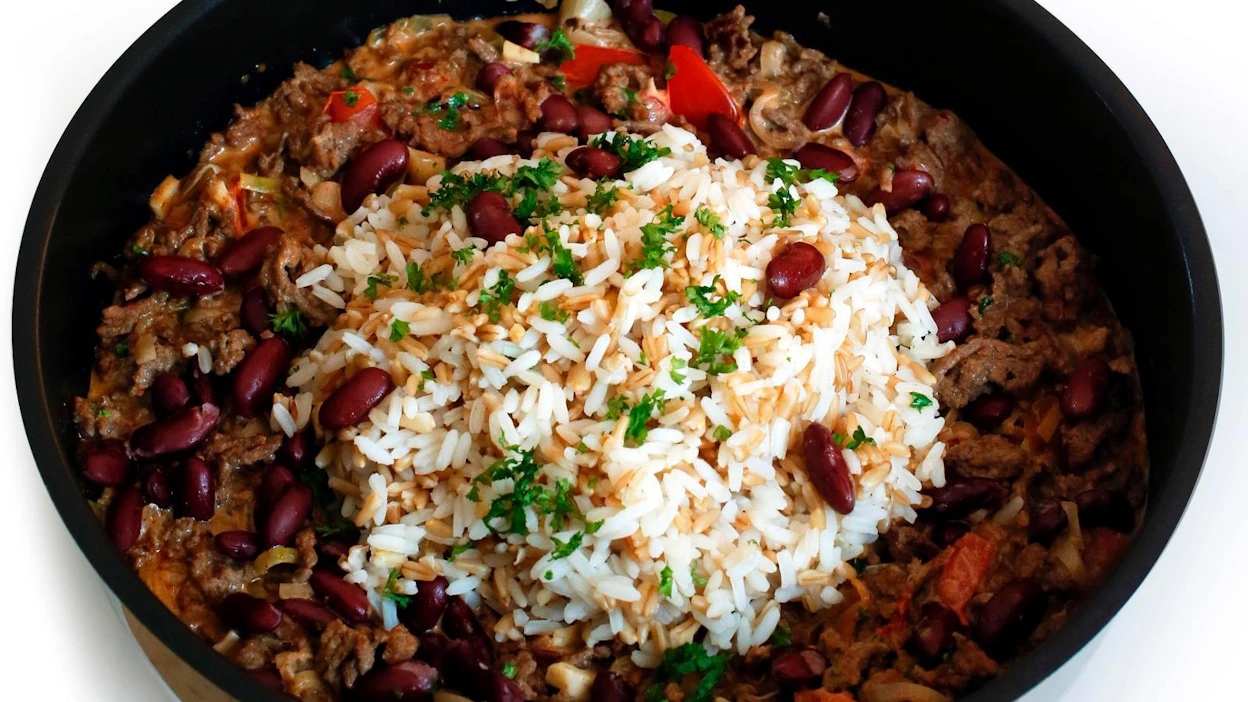 Chili con carne on tuhti papu-jauhelihakastike. Sen chilin määrää ja tulisuutta voi jokainen kokki säädellä mieltymystensä mukaan.