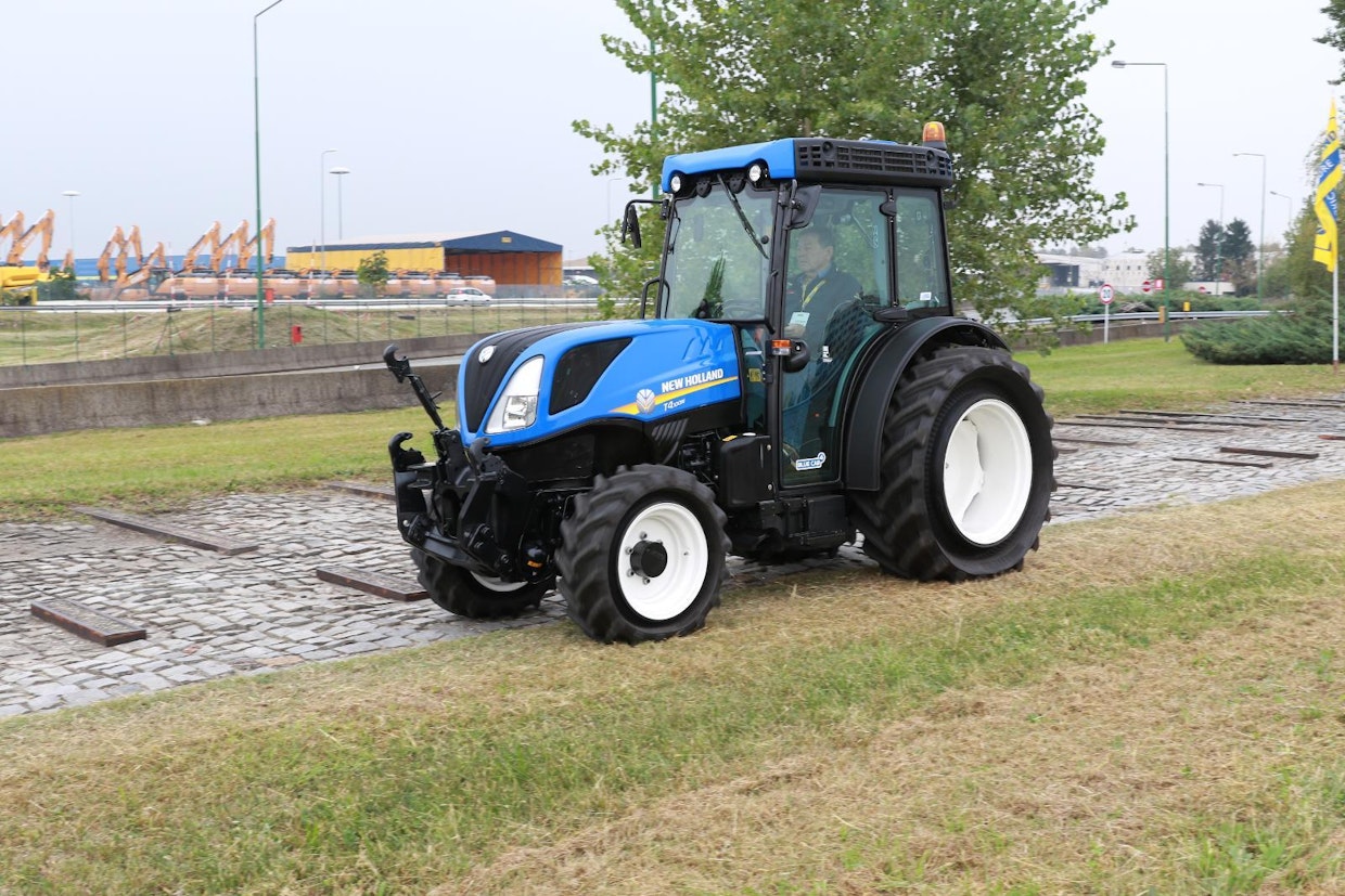 New Holland T4.110 N Terra Glide -traktorissa panostetaan ajomukavuuteen, mallissa on hydraulisesti jousitettu etuakseli.