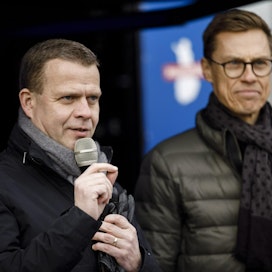 Kokoomuksen puheenjohtajan, valtiovarainministeri Petteri Orpon kanssa Narinkkatorilla oli myös entinen pääministeri Alexander Stubb. LEHTIKUVA / SEPPO SAMULI