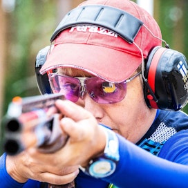 Trap-ampuja Satu Mäkelä-Nummela tähtäsi Suomelle maapaikan Tokion olympialaisiin Hollolan maailmancupissa. 49-vuotias orimattilalainen on myös kesäkisojen viimeisin suomalainen olympiavoittaja. Kultaa tuli Pekingistä 2008.