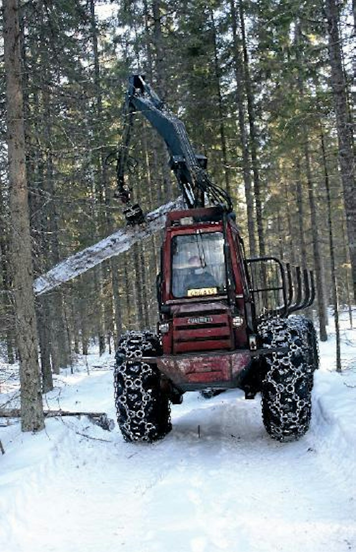 14-vuotias tyttö metsätraktorin ohjaimissa saattaa tuntua epäuskottavalta yhdistelmältä, mutta Inka-Milla Kekki tekee kuorman ja tuo sen metsästä kuin vanha tekijä. Valmet 872 -mallia valmistettiin vuosina 1975–1980. Sitä pidettiin eräänä aikansa onnistuneimmista metsäkoneista.