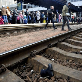 Ihmisiä pyrkimässä perjantaina junalla pois Ukrainan pääkaupungista Kiovasta.