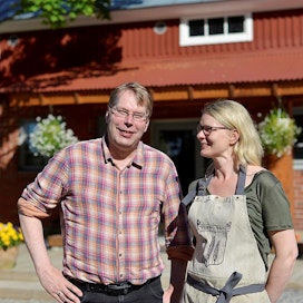 Knehtilän tilan isäntäväki Markus Eerola ja Minna Sakki-Eerola.