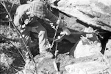 Nykyään varsinaisia asekätköjä löytyy enää harvoin. Asealiupseeri Arvo Männistö kuvattiin Enon Rautakorven asekätköllä vuonna 1993.