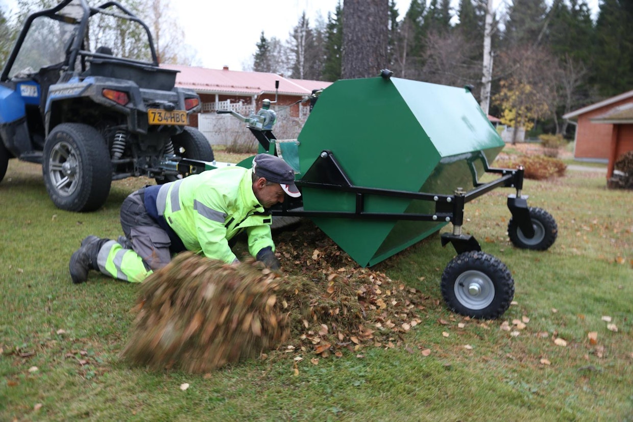 Säiliön tyhjentäminen on hankalaa, sillä stopparit estävät kuupan riittävän kallistamisen.