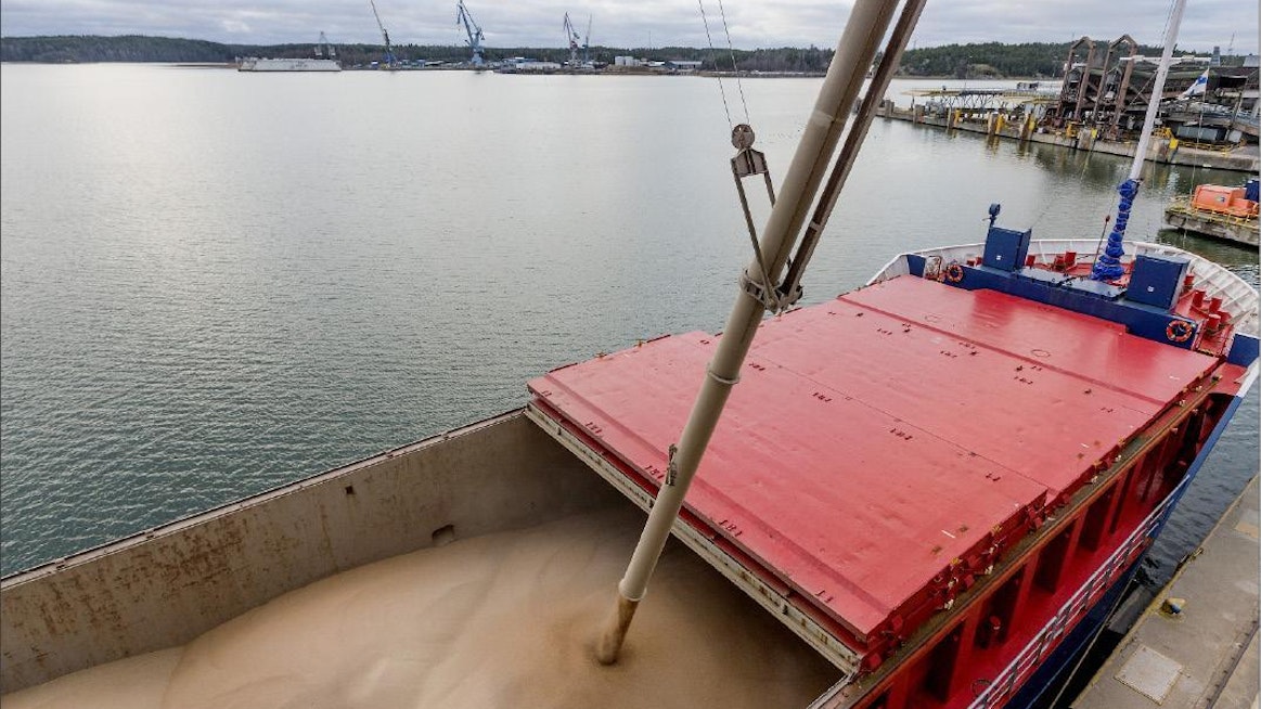 Rehuvehnää lastattiin Hollannin lipun alla kulkevaan laivaan tiistaina Naantalin satamassa. Markku Vuorikari