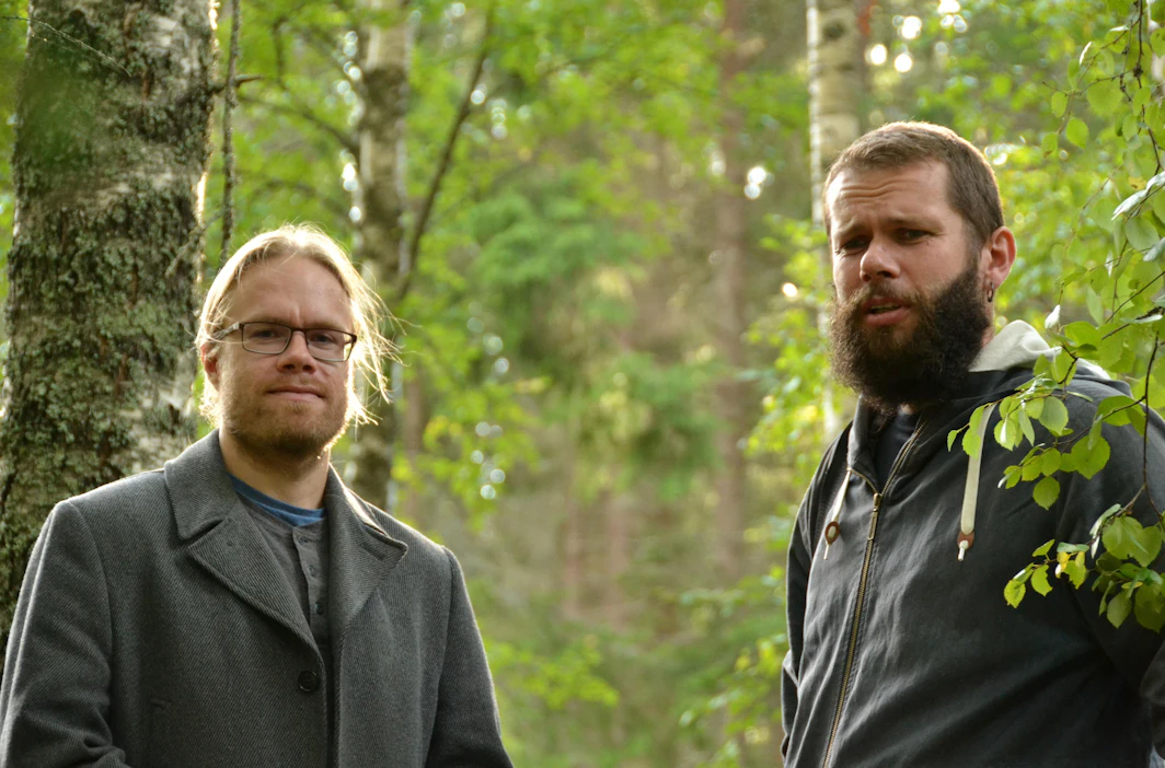Anssi Alhonen (vas.) ja John Björkman ovat suomalaista kansanperinnettä edistävän Taivaannaula ry:n aktiivijäseniä.