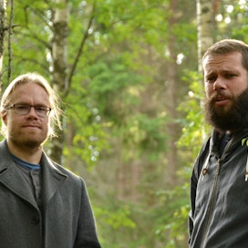 Anssi Alhonen (vas.) ja John Björkman ovat suomalaista kansanperinnettä edistävän Taivaannaula ry:n aktiivijäseniä.