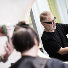 Korona on koetellut myös Hiusmuotoilu Rentolaa Helsingissä pyörittävää Markku Janhusta. Hän pitää tänä kesänä lomaa vain viikon verran. LEHTIKUVA / RONI REKOMAA