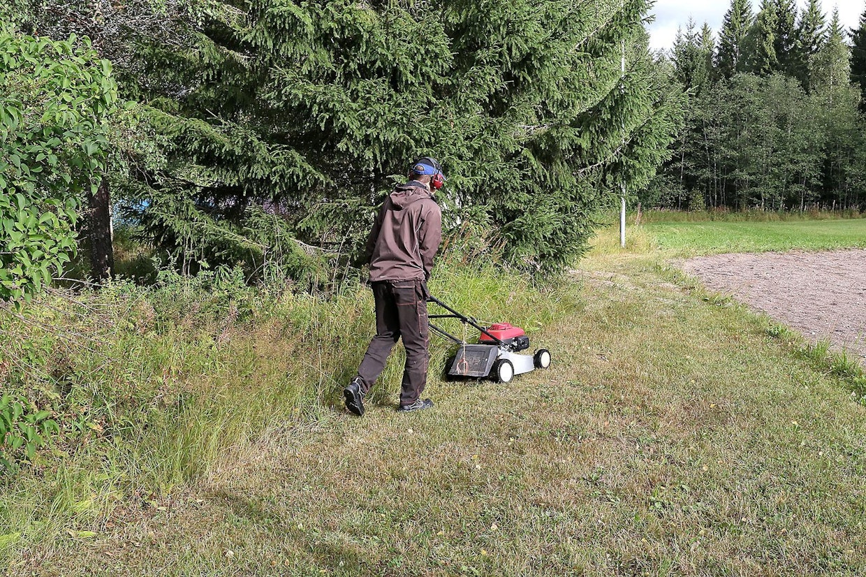 Kun rajalanka asennetaan pintaan, on ruohon syytä olla mahdollisimman lyhyttä, jotta lanka asettuu tiiviisti maata vasten. Työnnettävä leikkuri toimii tässä hyvänä apuvälineenä. Nurmikko kasvaa nopeasti langan yli ja piilottaa sen näkymättömäksi.